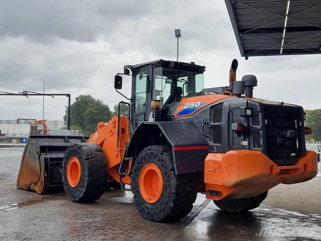 Hitachi ZW 250 Pyöräkuormaajat