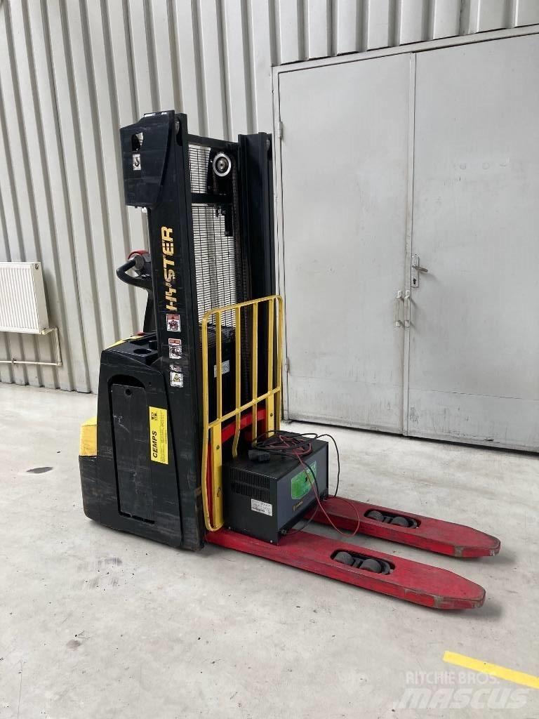 Hyster S 1.2 Käyden ajettavat pinoamistrukit