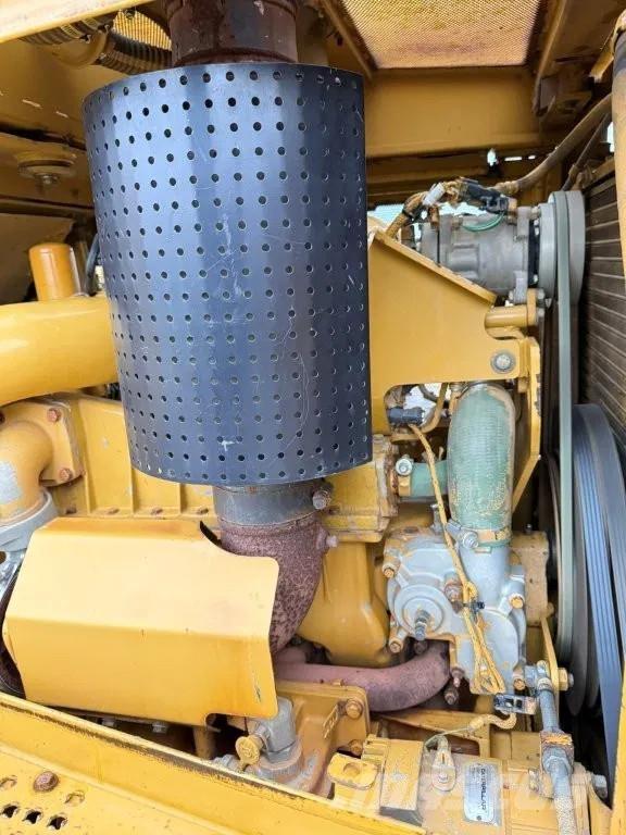 CAT D7R Telaketjupuskutraktorit