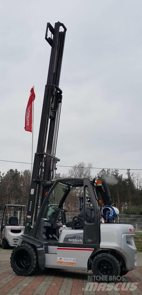 Nissan UGD02A30PQ Nestekaasutrukit