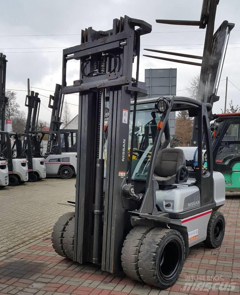 Nissan UGD02A30PQ Nestekaasutrukit