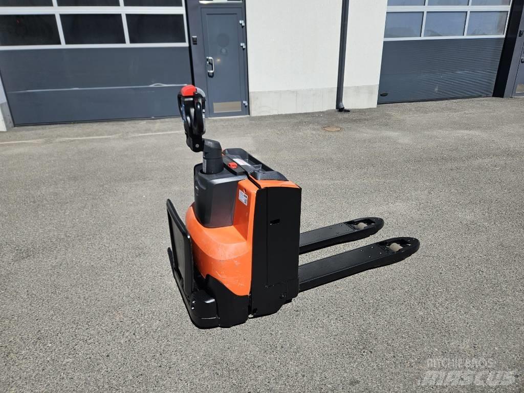 Toyota LWE 200 Lavansiirtotrukit ajotasolla