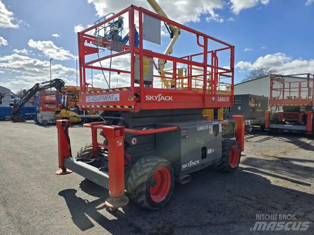 SkyJack SJ 6832 RT Saksilavat