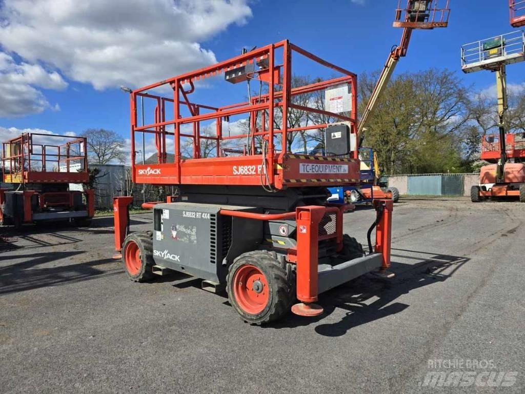 SkyJack SJ 6832 RT Saksilavat