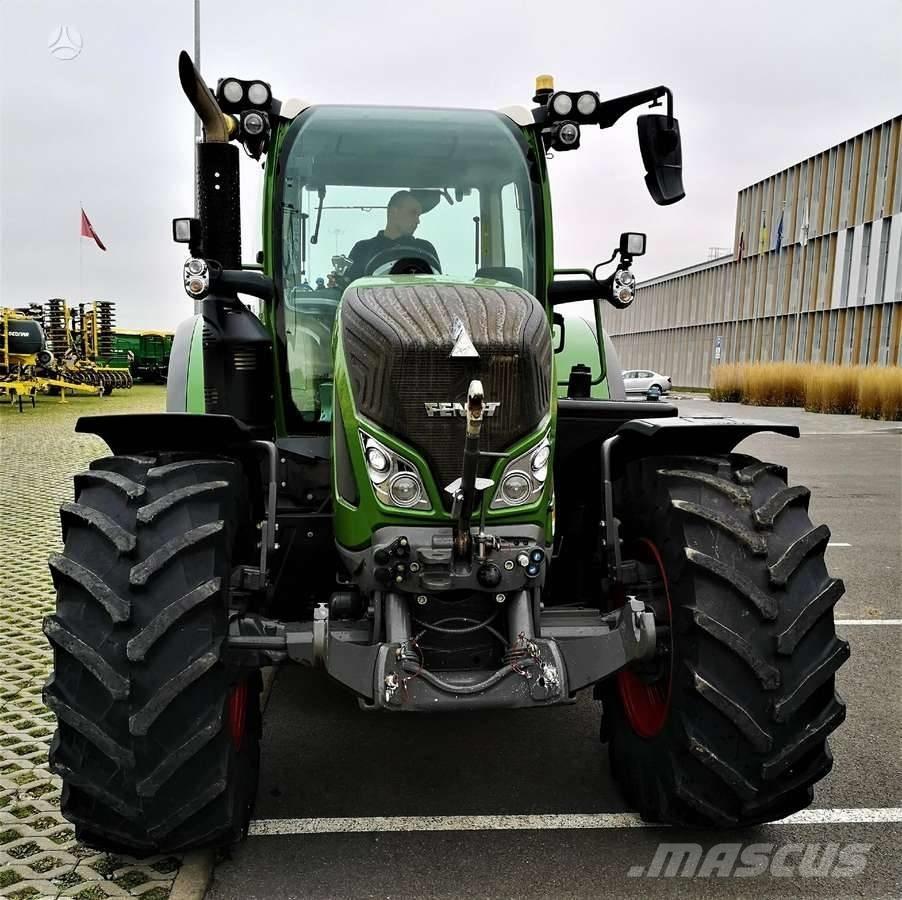 Fendt 718 Vario Traktorit
