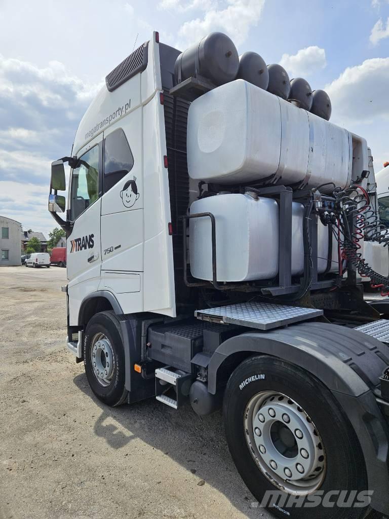 Volvo FH16 750KM 8x4 Vetopöytäautot