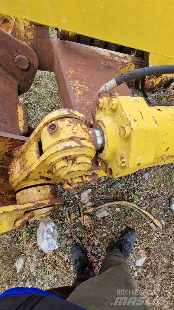 Komatsu D85 Alusta ja jousitus