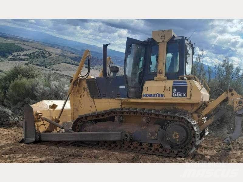 Komatsu D65EX-15 Telaketjupuskutraktorit