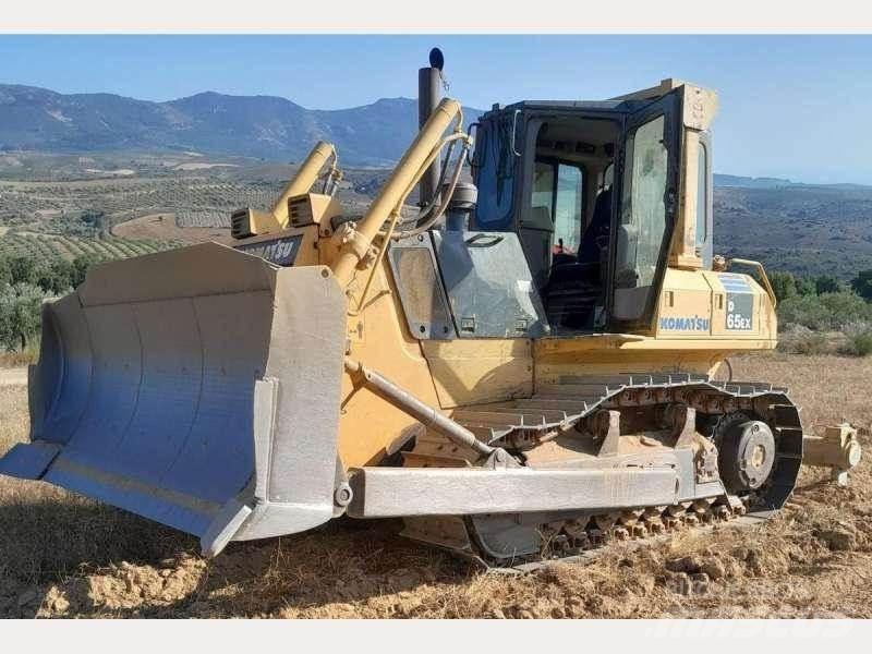 Komatsu D65EX-15 Telaketjupuskutraktorit