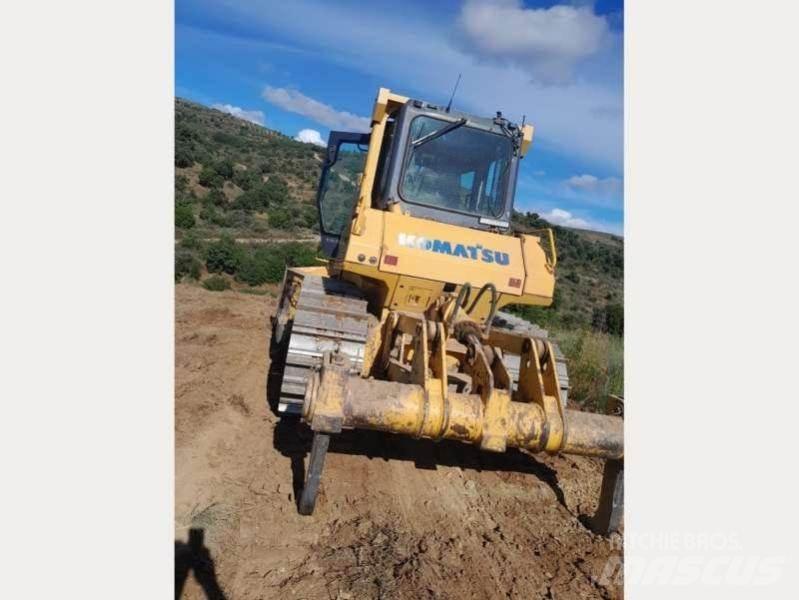 Komatsu D65EX-15 Telaketjupuskutraktorit