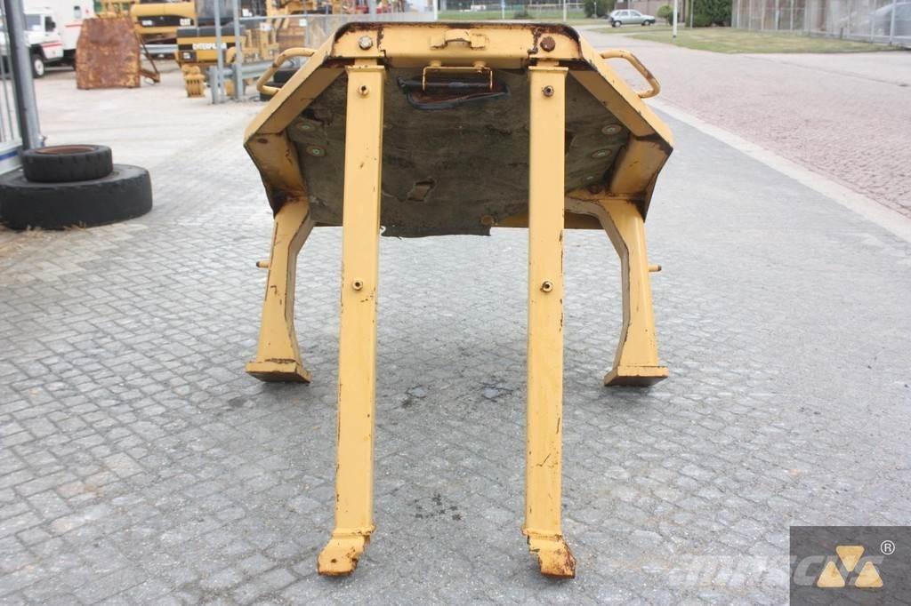 CAT D8N O-rops cab Ohjaamot ja sisustat