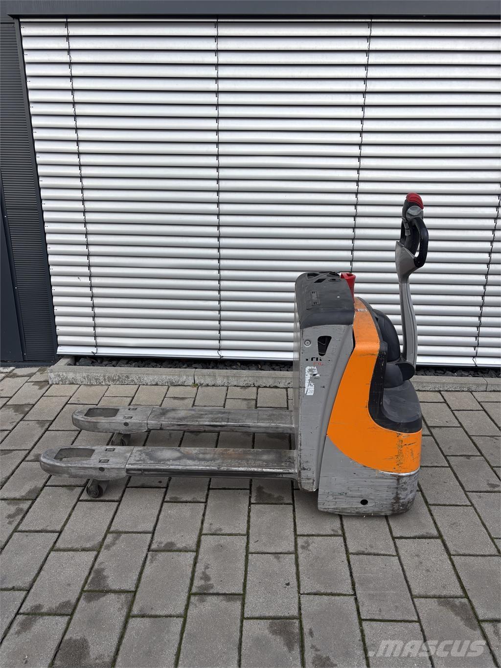 Still EXU16 Käyden ajettavat pinoamistrukit