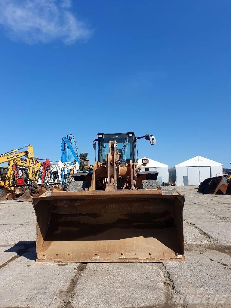 CASE 821 E Pyöräkuormaajat