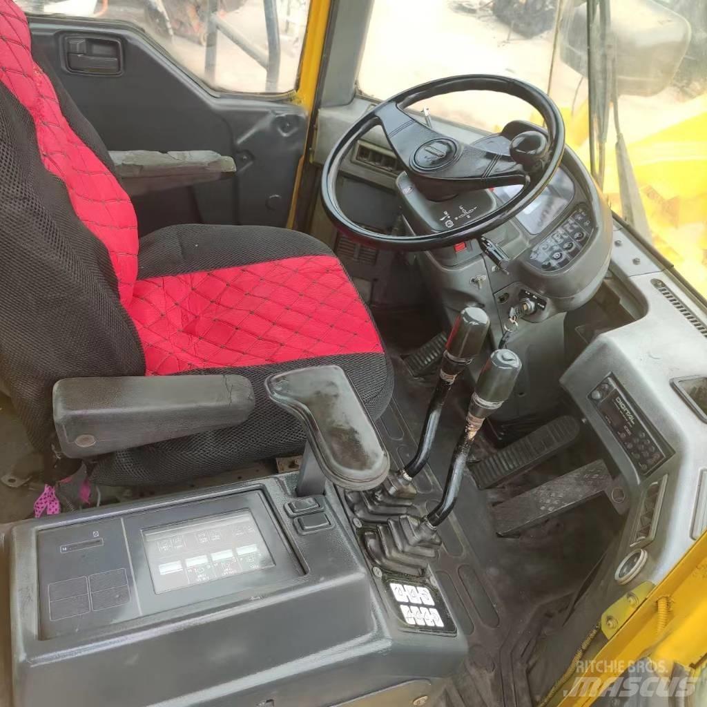 Komatsu WA 600 Pyöräkuormaajat