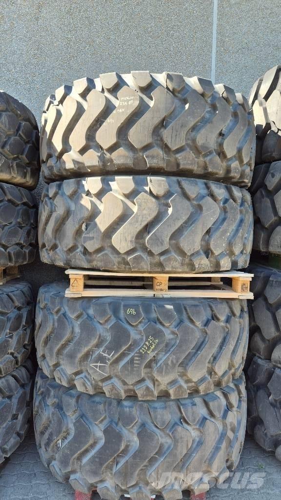 Michelin 23.5 R25 Renkaat ja vanteet