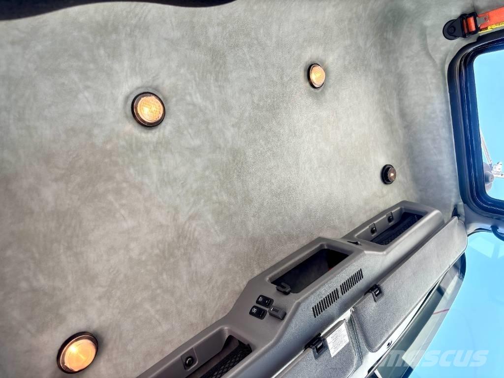 Mack CHU 613 Vetopöytäautot
