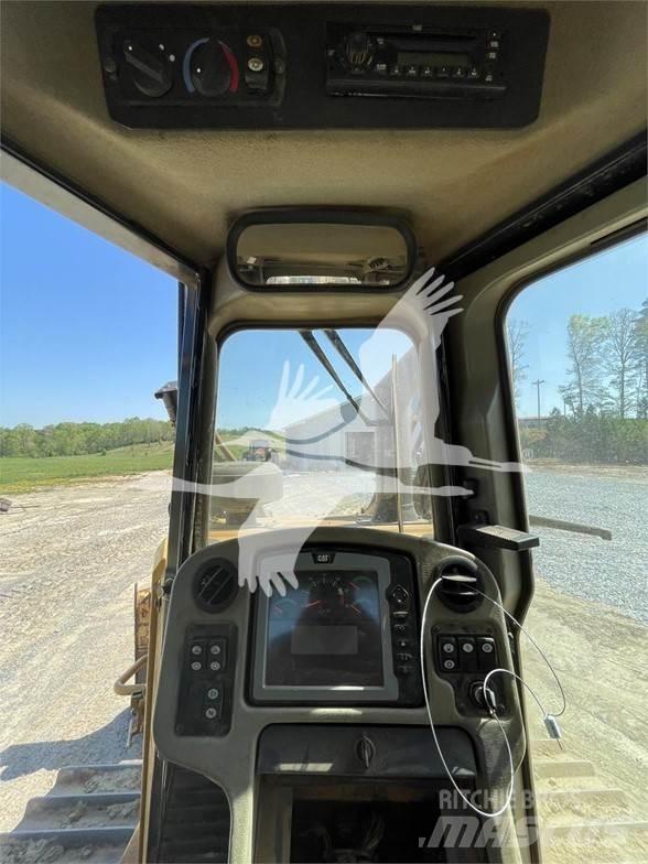 CAT D6T XL Telaketjupuskutraktorit