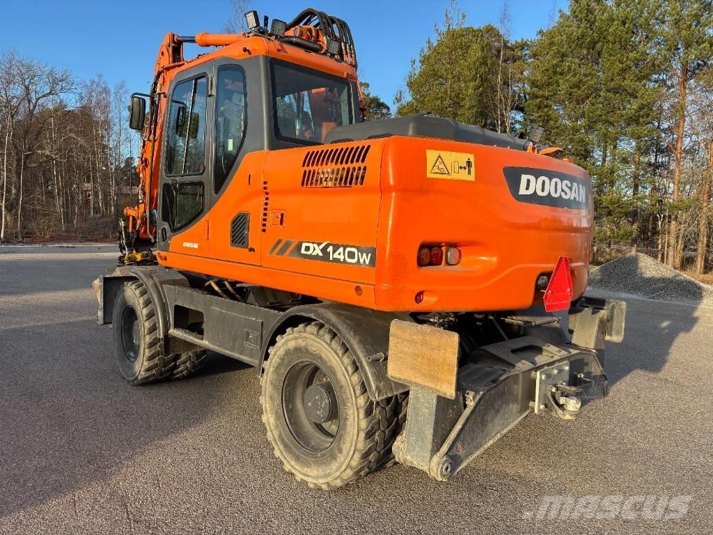 Doosan DX 140 W + vagn Pyöräkaivukoneet