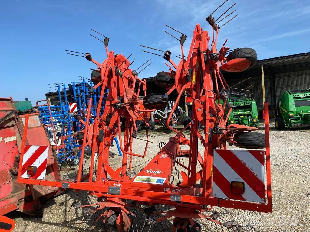 Kuhn GF8702 Pöyhimet ja haravat