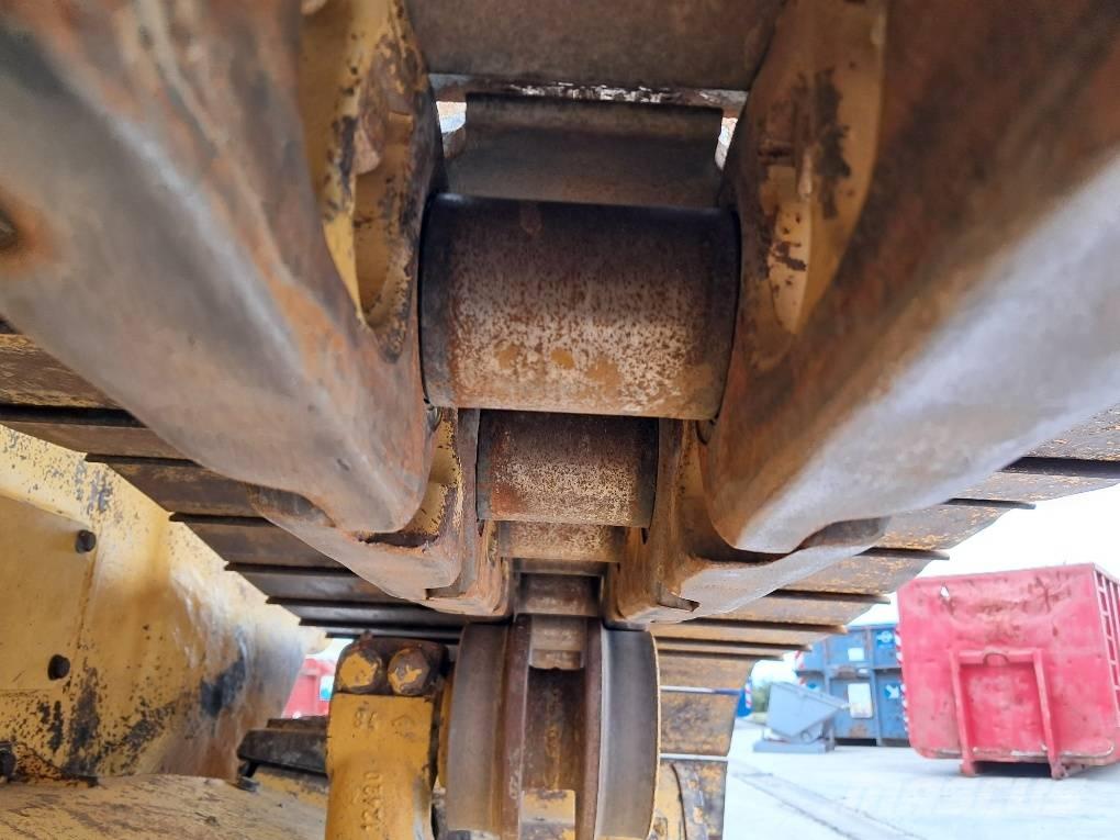 Komatsu D61PXI-24E0 Telaketjupuskutraktorit