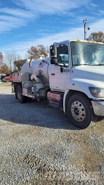 Hino Toilet Truck Säiliöautot