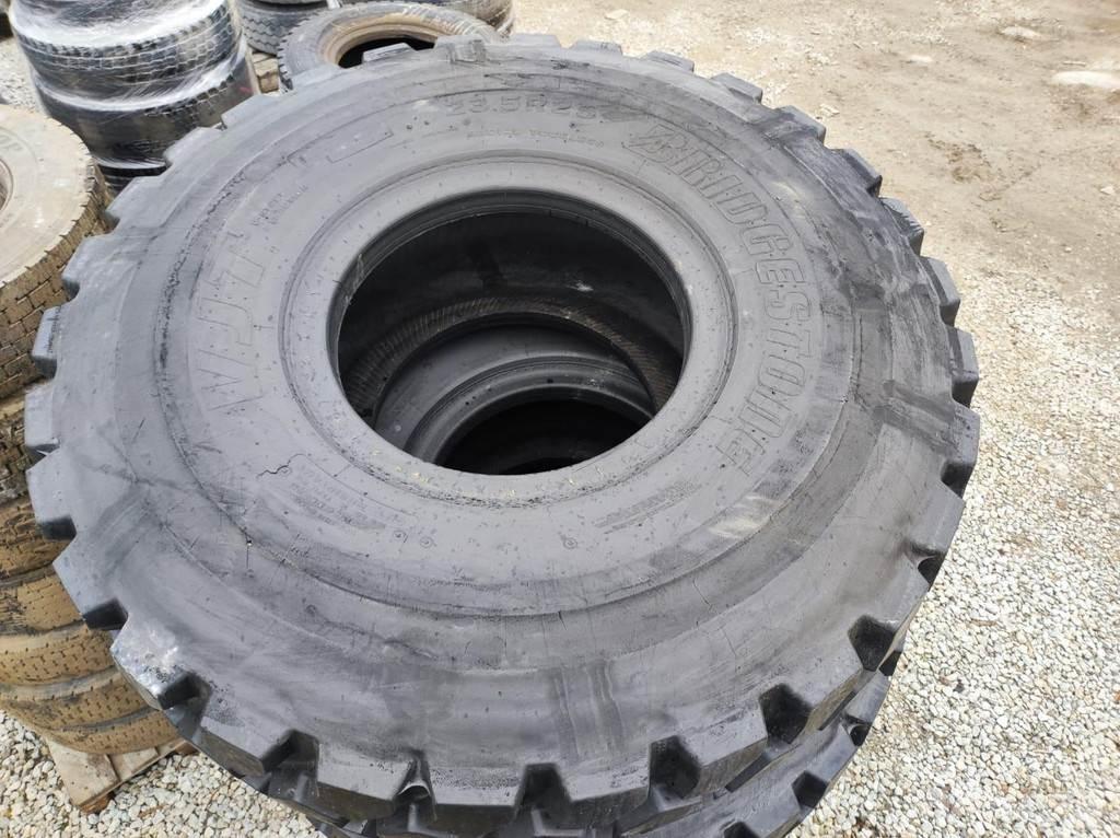  23.5 R25 tires Renkaat ja vanteet