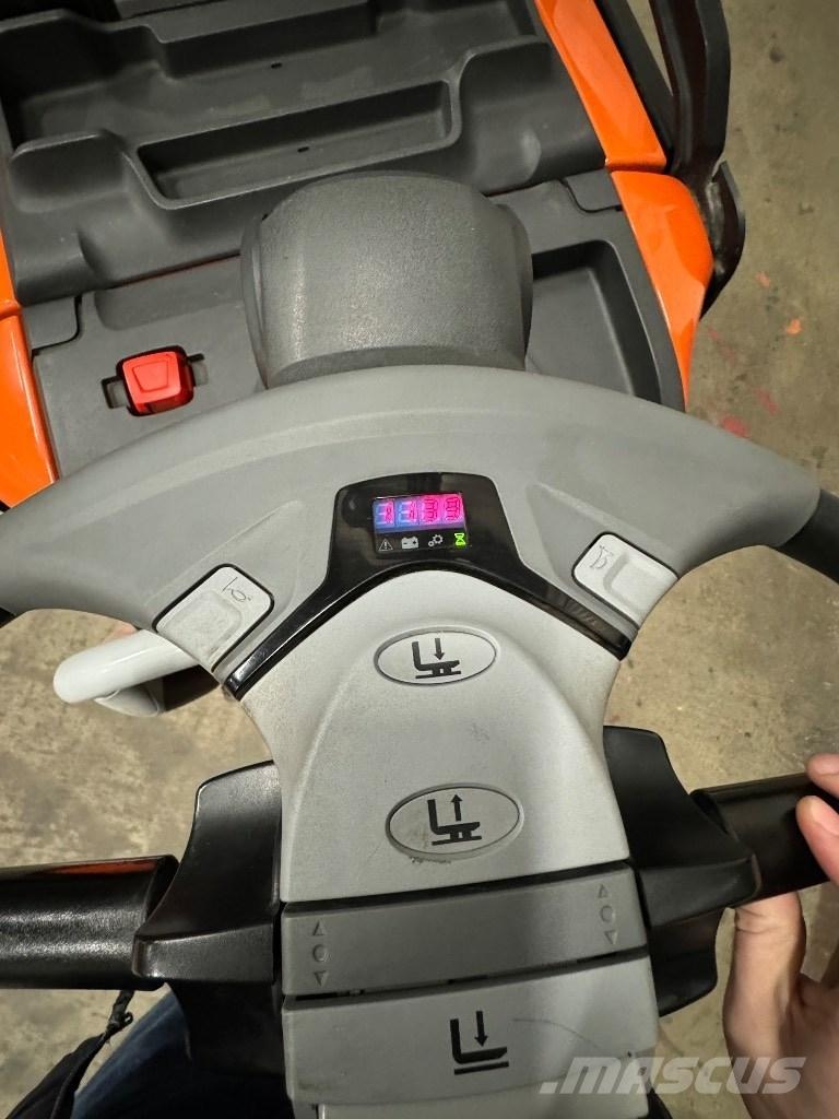 Toyota SPE160L Käyden ajettavat pinoamistrukit