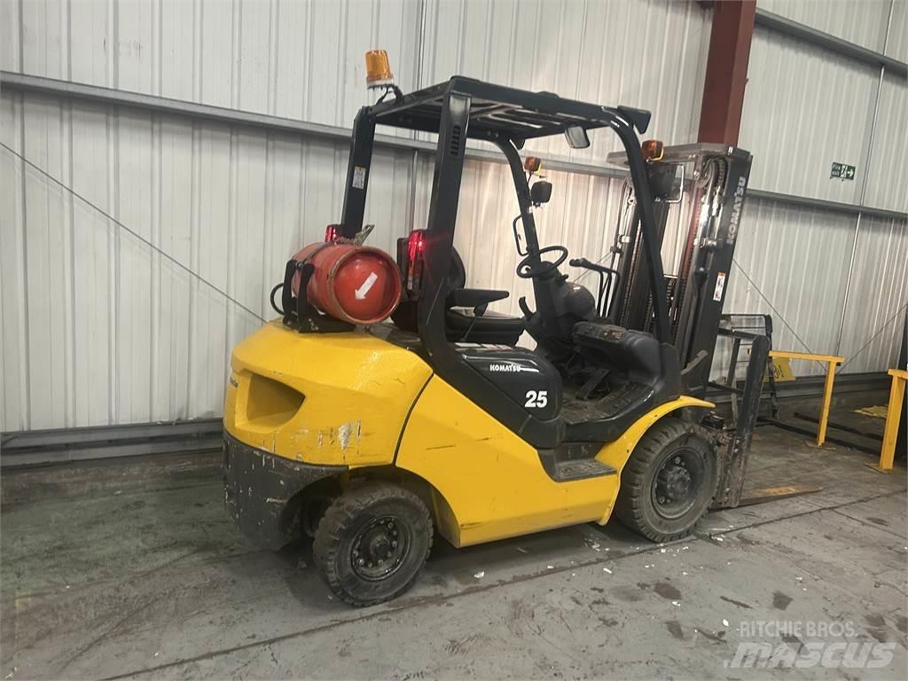 Komatsu FG25HT-17 Nestekaasutrukit