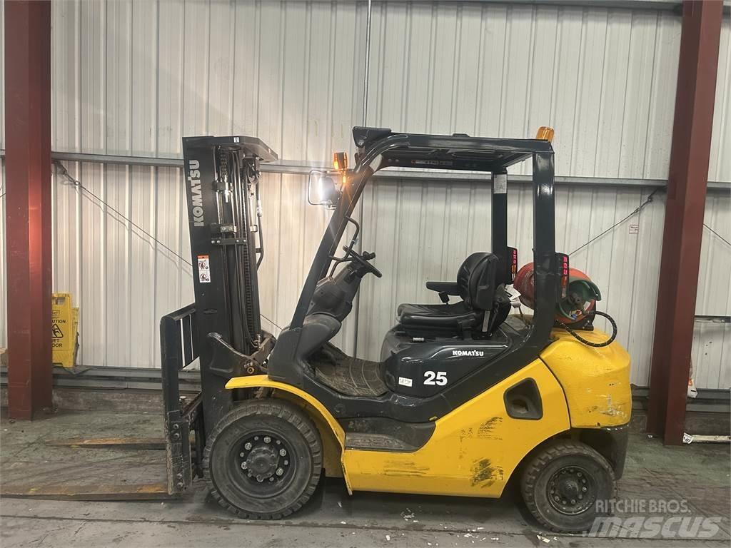 Komatsu FG25HT-17 Nestekaasutrukit