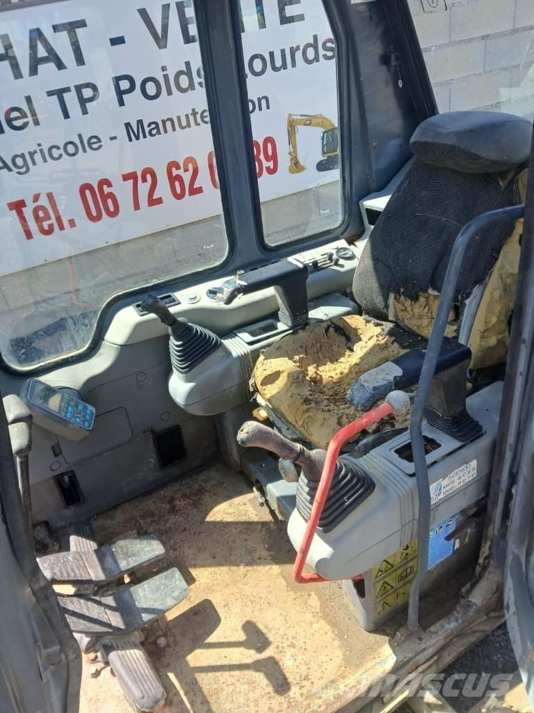 Komatsu PC 210 Ohjaamo ja sisusta