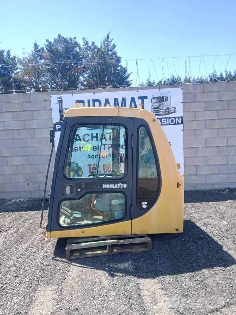 Komatsu PC 210 Ohjaamo ja sisusta