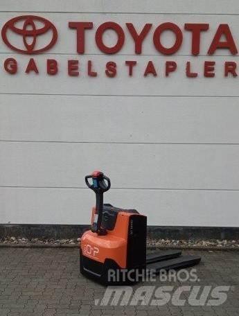 Toyota LWE 200 Lavansiirtotrukit