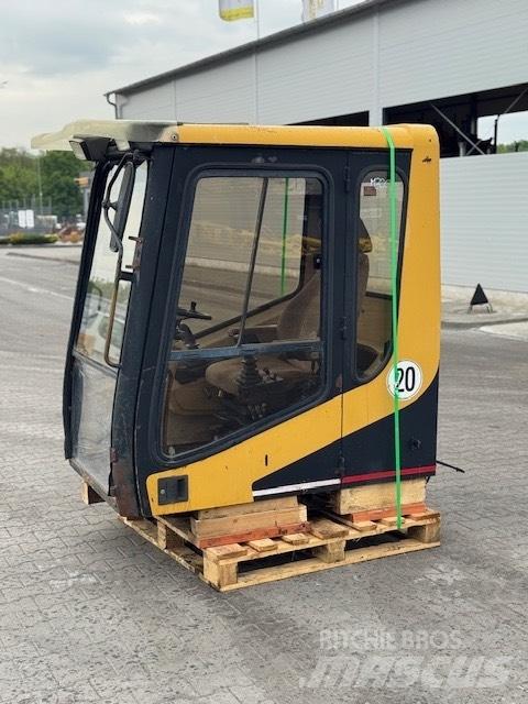 CAT M 320 USED CAB Ohjaamo ja sisusta