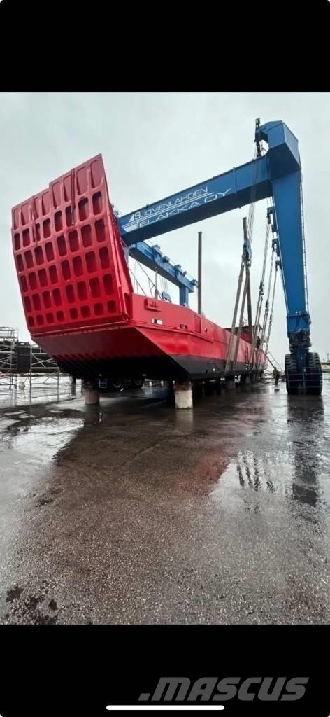  Cargo Ship Ganador Veneet, proomut ja ponttoonit