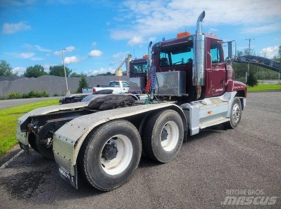 Mack CH 613 Vetopöytäautot