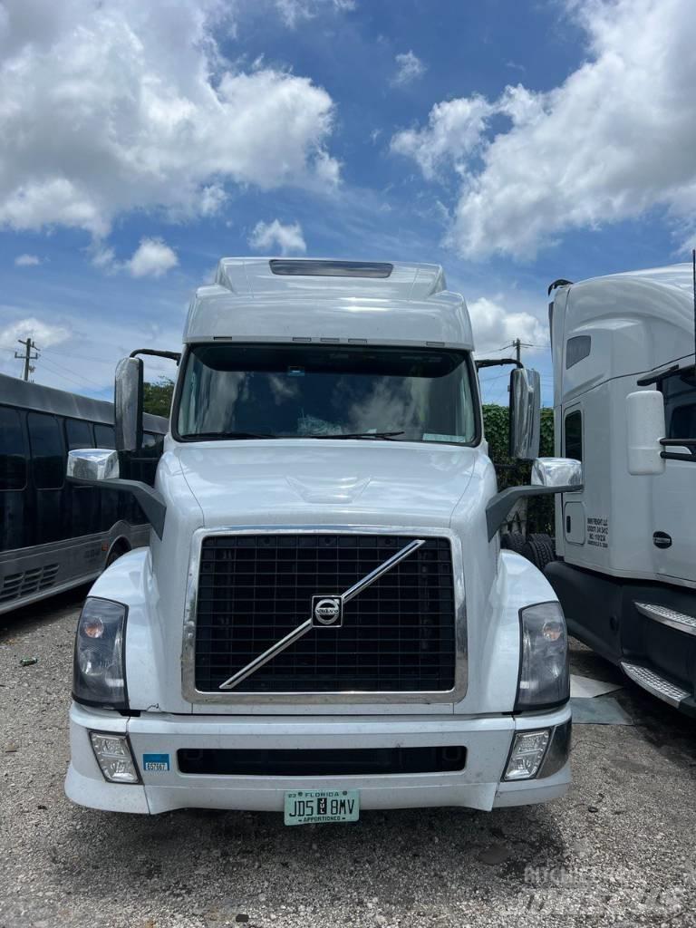 Volvo VNL 780 Vetopöytäautot