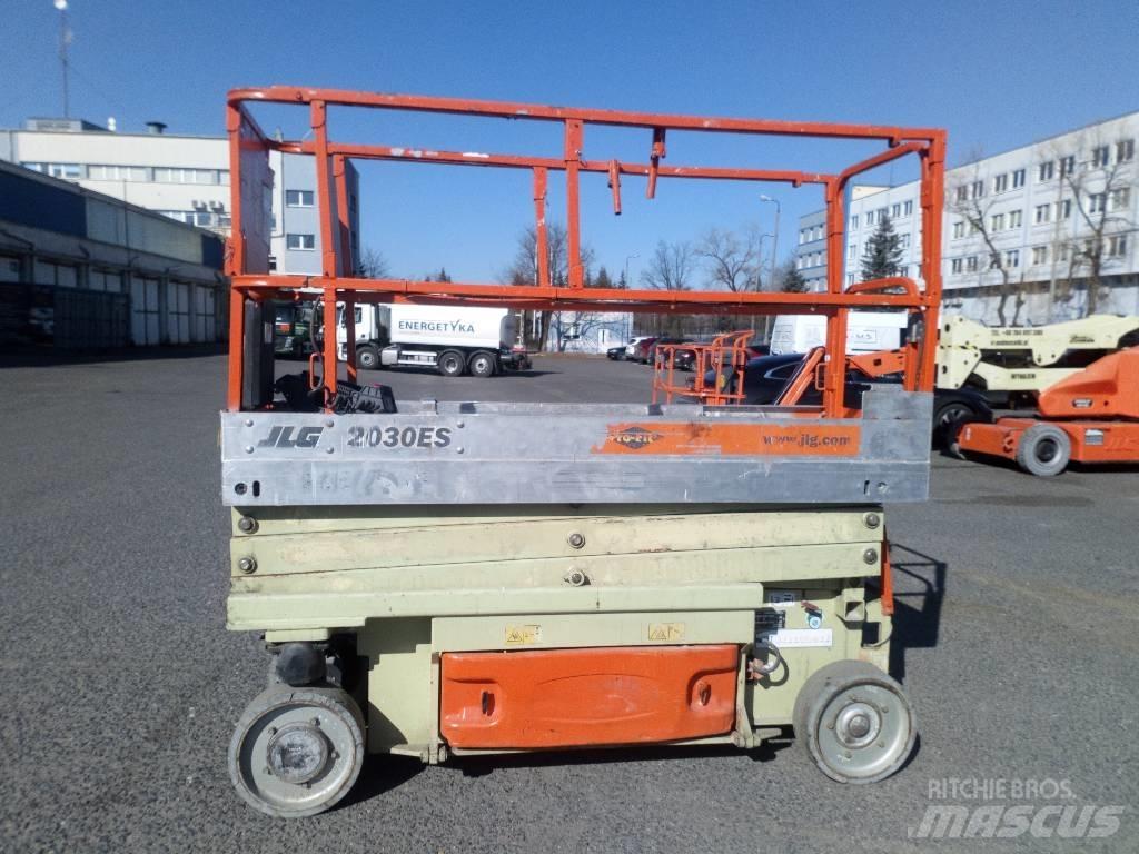 JLG 2030 ES Saksilavat