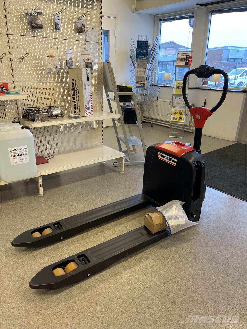 EP Equipment F4 Käyden ajettavat pinoamistrukit