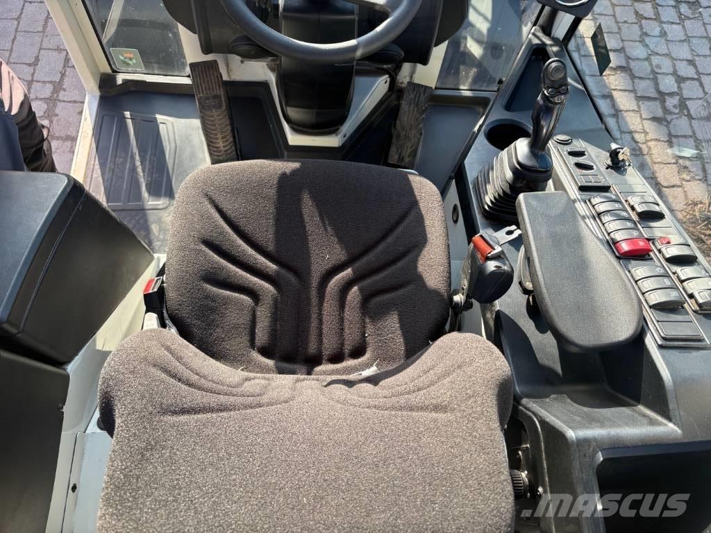 Liebherr L 506 Pyöräkuormaajat