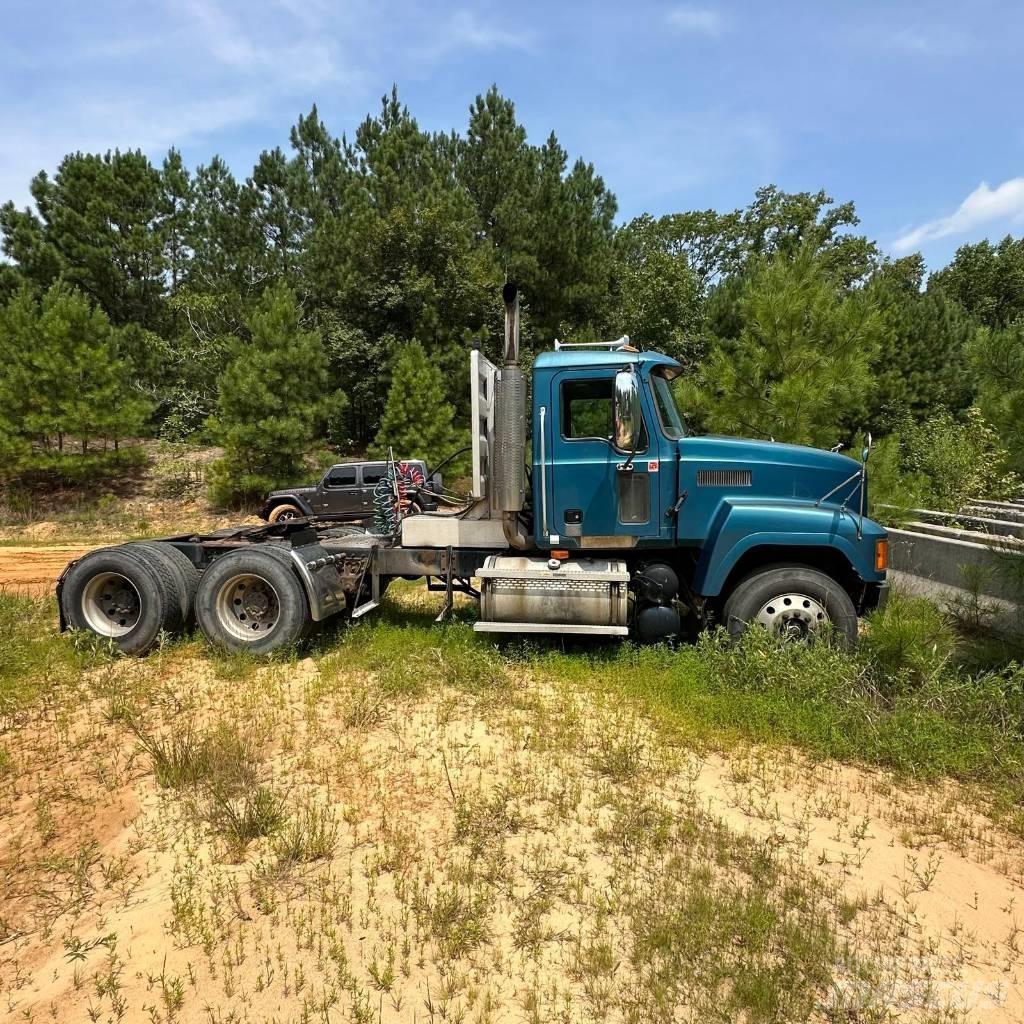 Mack CH 613 Vetopöytäautot