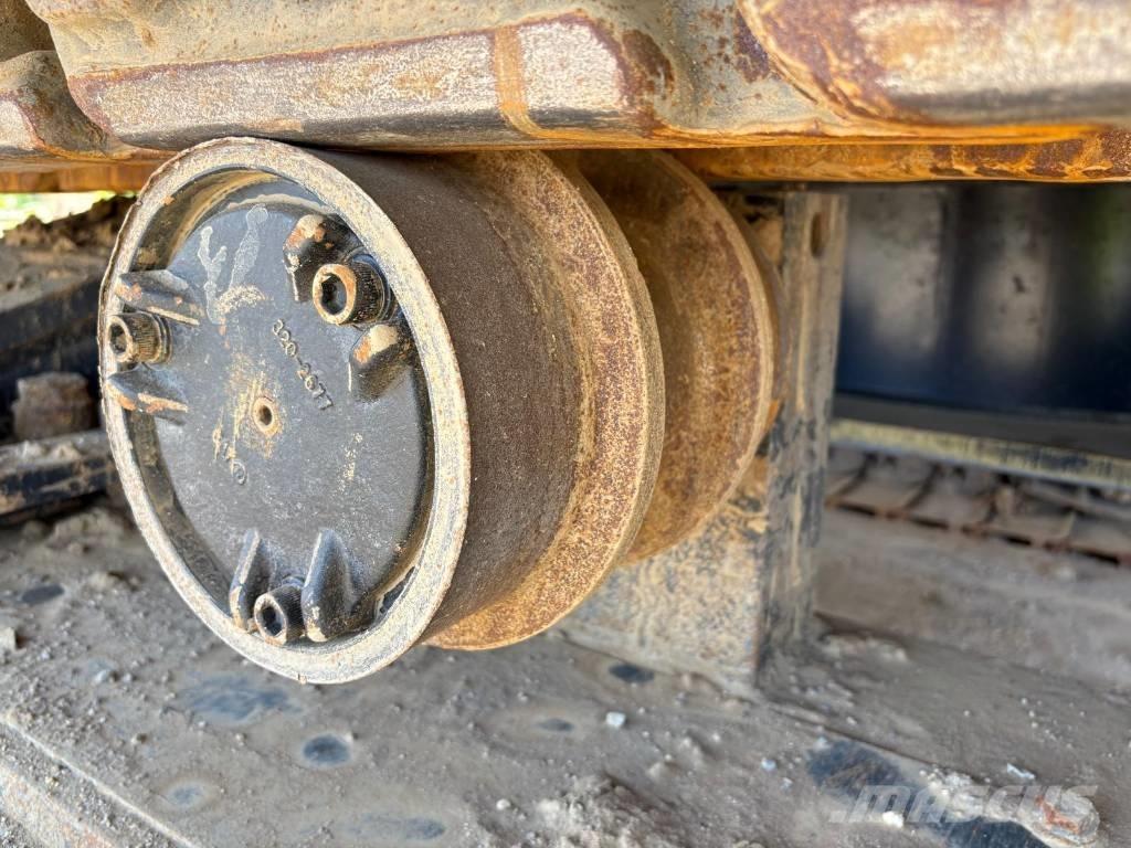 CAT 374 (On Transport) Telakaivukoneet