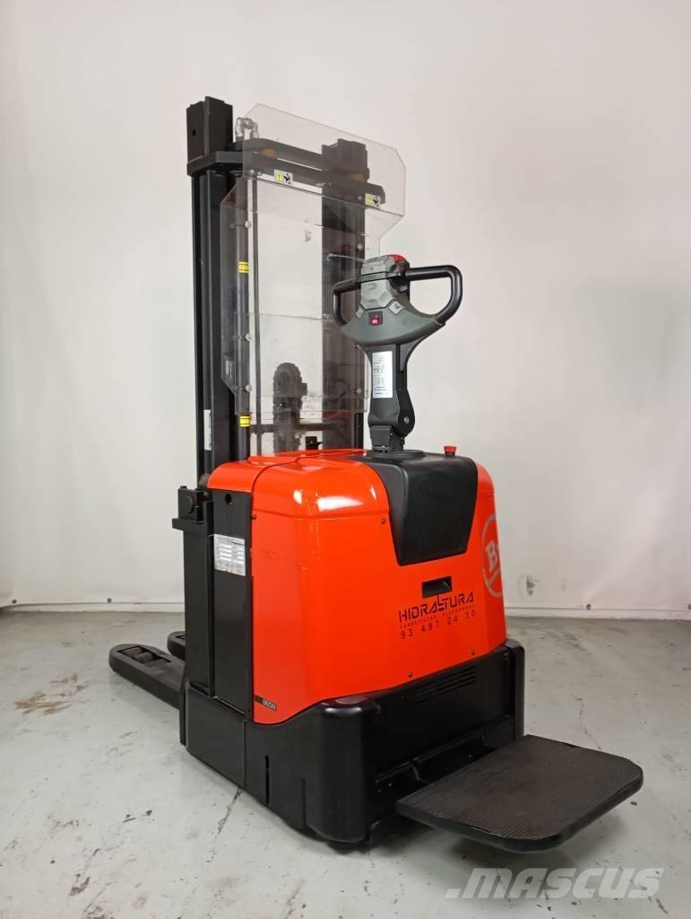 BT SPE 125 Ajettavat pinoamisvaunut