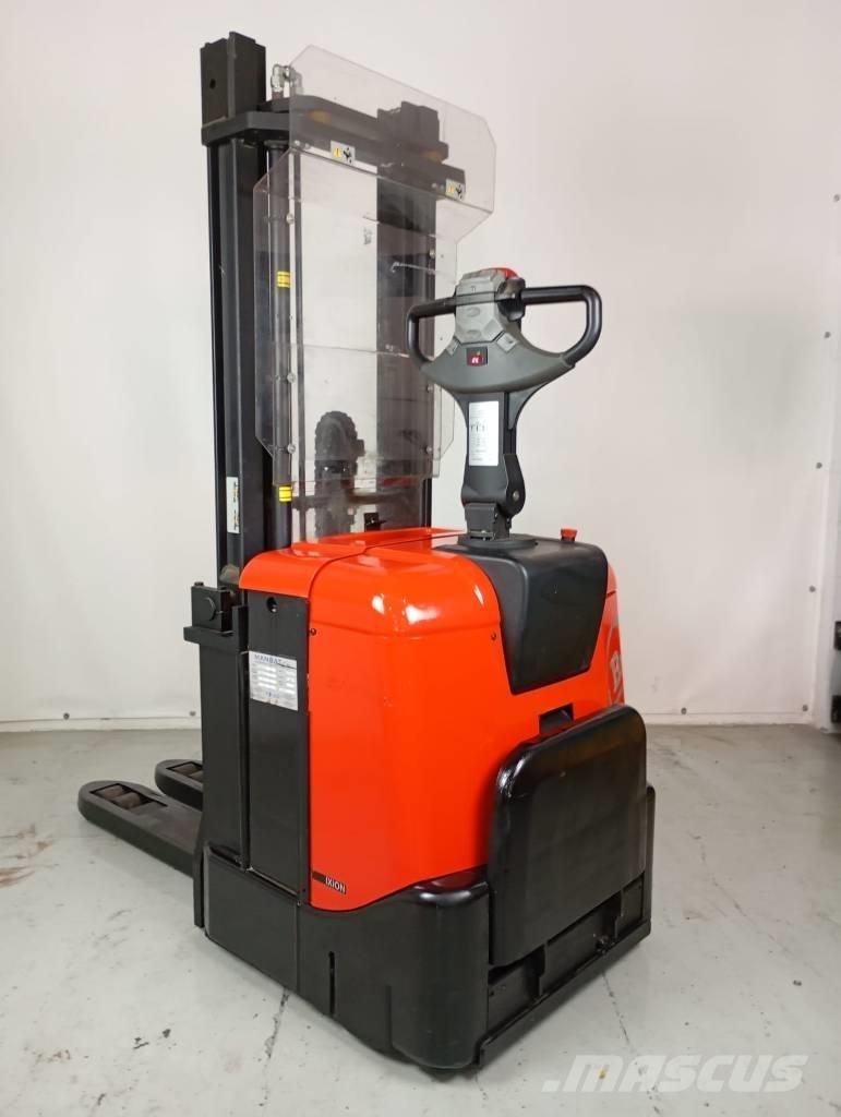 BT SPE 125 Ajettavat pinoamisvaunut