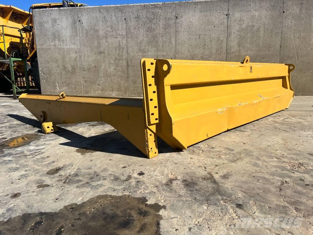 CAT TAILGATE CAT 735 Takalaidat