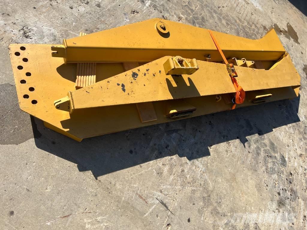 CAT TAILGATE CAT 735 Takalaidat