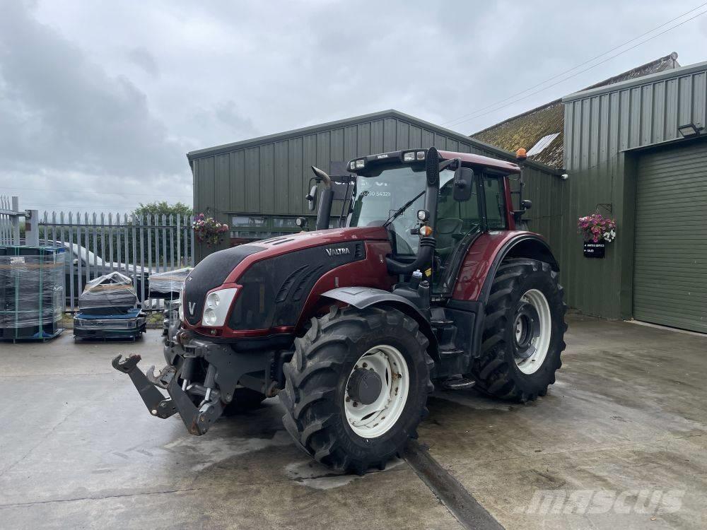 Valtra T 153 Traktorit