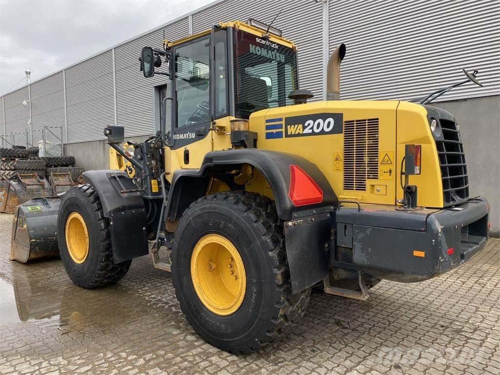 Komatsu WA200-7 Pyöräkuormaajat