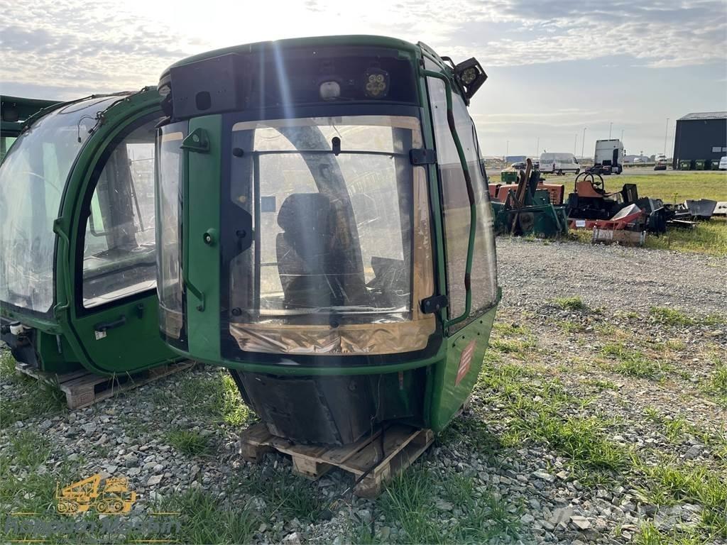 John Deere 1010E Ohjaamo ja sisusta