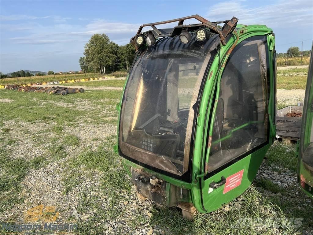 John Deere 1010E Ohjaamo ja sisusta