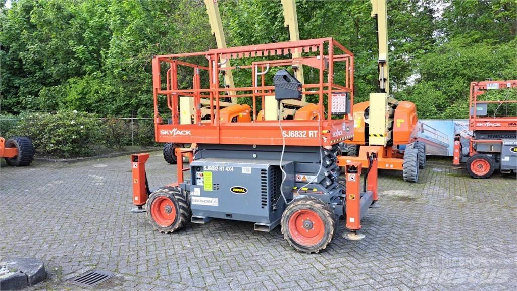 SkyJack 6832RT Saksilavat